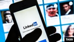 Mobil telefonda Linkedin loqosu, 26 oktyabr 2016