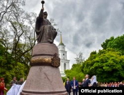 Президент України Петро Порошенко і патріарх Київський і всієї Руси-України Філарет під час відкриття пам’ятника гетьману України Івану Мазепі. Полтава, 7 травня 2016 року