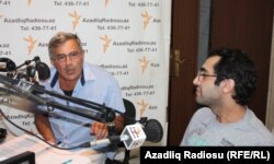 soldan sağa: Həmid Herisçi və Əli Novruzov AzadlıqRadiosunun "Pen klub" proqramında, 30 avqust, 2013.