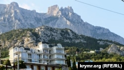 Алупка в разгар курортного сезона (Южный берег Крыма). 21 июля 2020 года