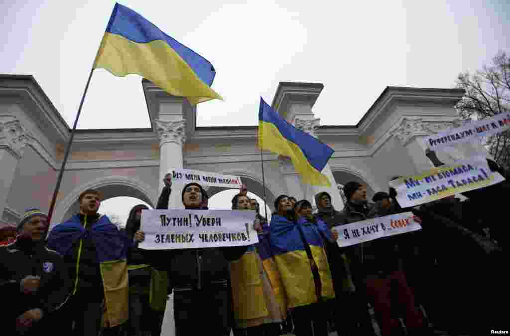 Проукраїнські демонстранти на акції протесту проти російської агресії біля пам&#39;ятника Шевченку в Сімферополі, 10 березня 2014 року.