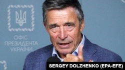 Колишній генеральний секретар НАТО Андерс Фог Расмуссен під час спілкування зі ЗМІ в Офісі президента України. Київ, 13 вересня 2022 року