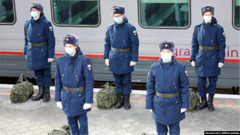 24 листопада. Севастопольців відправляють до Ростова-на-Дону на службу в російській армії. На цьому фото, опублікованому Міністерством оборони Росії, показані лише п&#39;ятеро з них, однак того дня із Севастополя до Росії відправили близько тридцяти призовників. В ООН неодноразово наполягали на тому, щоб Росія припинила призов жителів Криму до своїх збройних сил. Як стверджують у &laquo;Кримській правозахисній групі&raquo;, проводячи призов кримчан до своєї армію, Росія порушує Женевську Конвенцію про захист цивільного населення під час війни. При цьому українські правозахисники ще й регулярно фіксують кримінальні справи, які підконтрольні Кремлю відомства на півострові заводять на кримчан за ухилення від служби в російських збройних силах: за їхніми словами, тільки в листопаді було як мінімум три нові кримінальні справи і два вироки у таких справах