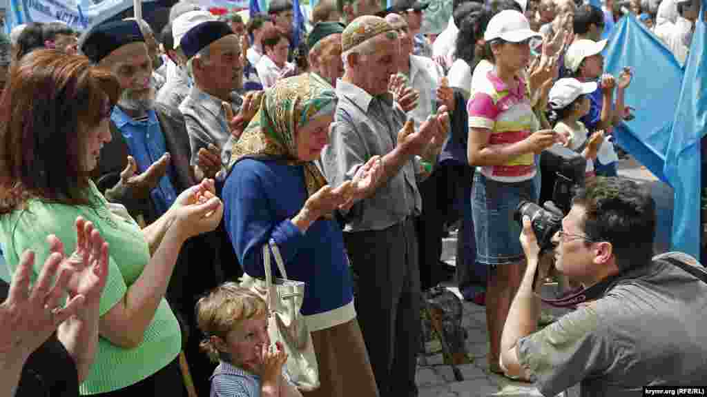 2007 рік. Кримські татари читають дуа (молитву) перед жалобним мітингом, присвяченим річниці депортації народу