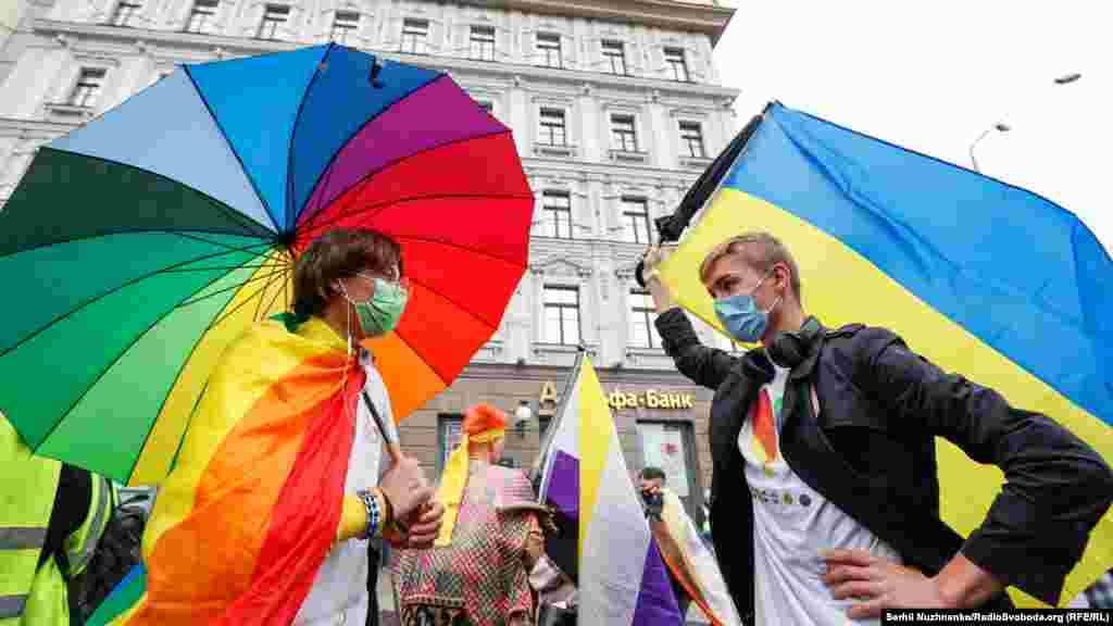 Організатори KyivPride очікували близько 10 тисяч учасників, але через погодні умови та епідемію коронавірусу приєдналися&nbsp;близько 7 тисяч людей