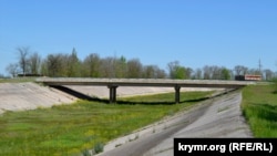 Безводне русло Північно-Кримського каналу (Роздольненське відгалуження) в районі села Іллінка Красноперекопського району, травень 2021 року