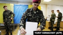 Голосування на одній з виборчих дільниць Києва під час виборів президента України, 25 травня 2014 року