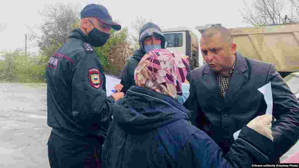 31 жовтня. Російський поліцейський зупиняє одиночний пікет Зуре Емірусеїнової &ndash; матері фігуранта красногвардійської &laquo;справи Хізб ут-Тахрір&raquo;. &nbsp; Загальна декларація прав людини і низка інших міжнародних документів гарантують кожному право на свободу зібрань, у тому числі з метою мирного протесту. Тоді жінка вийшла на одиночний пікет із плакатом &laquo;Мій син &ndash; не терорист&raquo;. У Зуре вилучили плакат і склали на неї протокол, визнавши її пікет &laquo;мітингом&raquo;. &nbsp; Представники міжнародної ісламської політичної організації &laquo;Хізб ут-Тахрір&raquo; називають своєю місією об&#39;єднання всіх мусульманських країн в ісламському халіфаті, але відкидають терористичні методи досягнення цього. Захисники заарештованих і засуджених у &laquo;справі Хізб ут-Тахрір&raquo; кримчан вважають їх переслідування мотивованим за релігійною ознакою. Ця організація заборонена і визнана терористичною в Росії