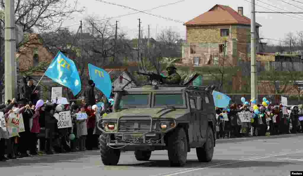 Одна з акцій протесту кримських татар, що проходили по всьому Криму, проти військової агресії Росії, околиця Сімферополя, 10 березня 2014 року.