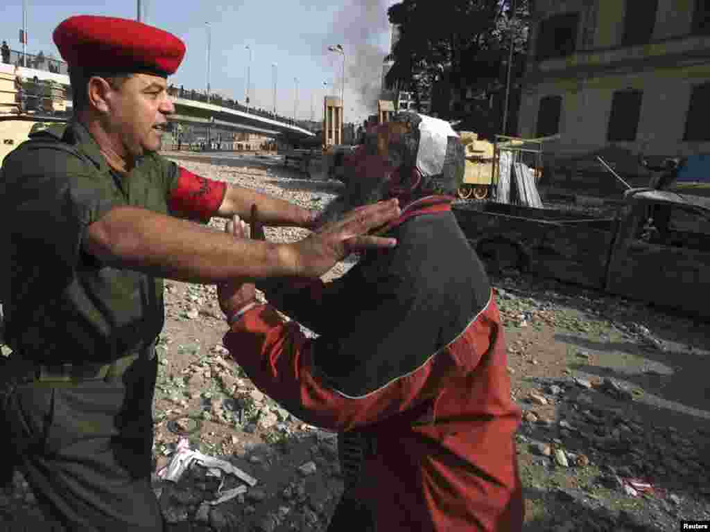 Polis müxalifət fəalını Tahirir meydanına buraxmır, 3 fevral 2011 - REUTERS/Suhaib Salem