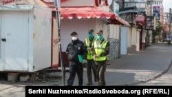 Умань, патруль поліції і Нацгвардії неподалік могили цадика в час суворого карантину в України, 10 квітня 2020 року