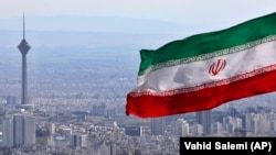 د تهران ښار یوې څنډه کې د ایران بیرغ