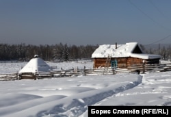 Юрта (слева) и изба в одной из эвенкийских деревень Качугского района