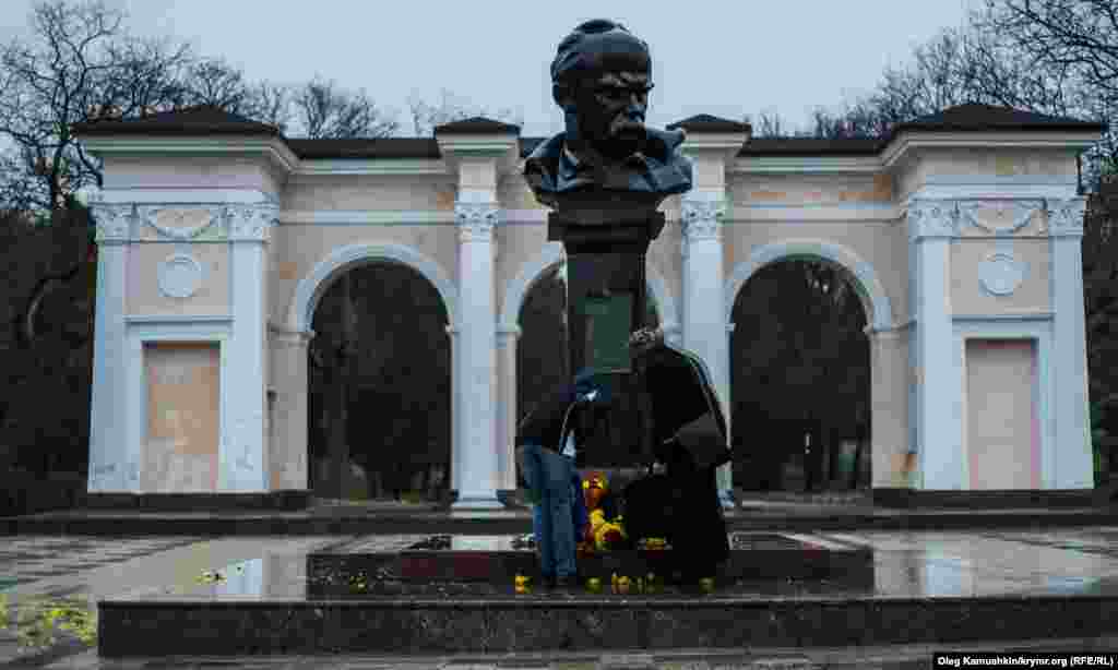 Кримчани принесли квіти до пам&#39;ятника Шевченку в Сімферополі