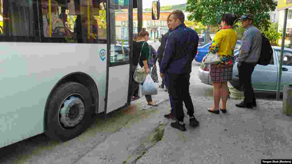 Багато жителів села працюють у місті, до якого автобусом близько 40 хвилин їзди