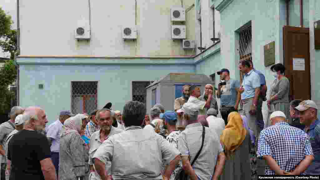 За його словами, він переговорив з Аксеновим. Той попросив мітингувальників визначити п&#39;ятьох своїх представників і прийти до нього на прийом