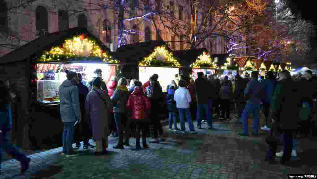 Новорічний ярмарок на площі працює до пізнього вечора