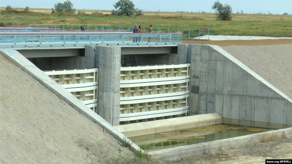 У 2018 році, за повідомленнями метеорологів, водосховища Криму не наповнились і на половину. Причиною слабкої наповнюваності водосховищ стали погодні умови на півострові. На фото &ndash; Північно-Кримський канал у 2018 році