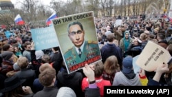 Під час масової акції протесту в Санкт-Петербурзі, 5 травня 2018 року, за два дні до інавгурації і початку нового терміну президента Росії Володимира Путіна