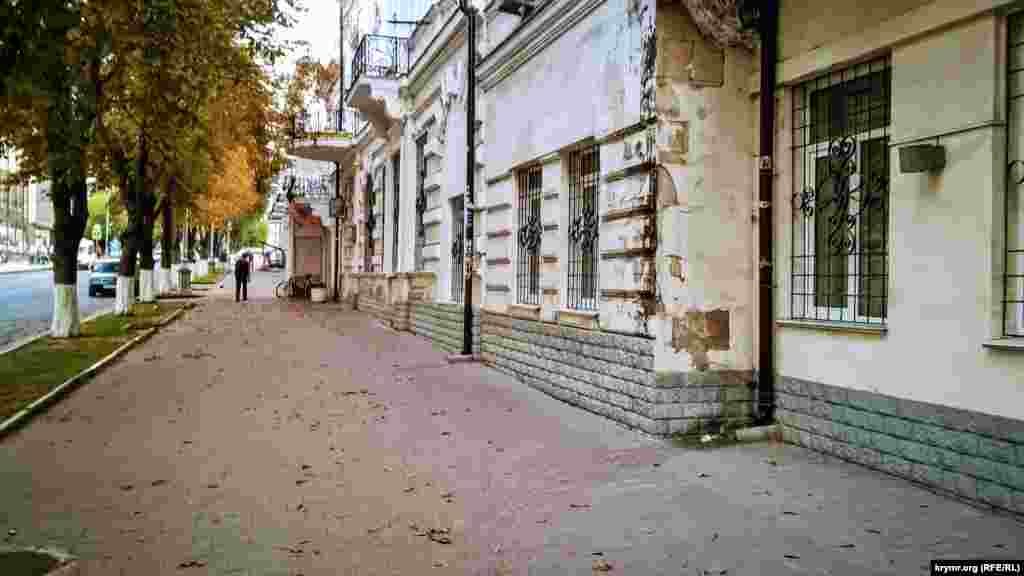 Трохи далі від набережної вулиці зовсім порожні. Жовте листя на деревах і землі нагадують про пору року