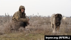 Василь Андрусяк разом із собакою Бароном