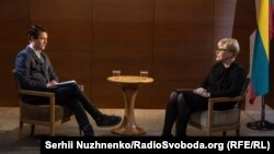 Прем’єр-міністерка Литви Інгріда Шимоніте під час запису програми «Суботнє інтерв'ю» та ведучий Сашко Шевченко