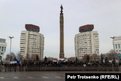 Республика алаңына Қаңтар қырғыны құрбандарын еске алу шарасына жиналған адамдар. Алматы, 13 ақпан 2022 жыл.