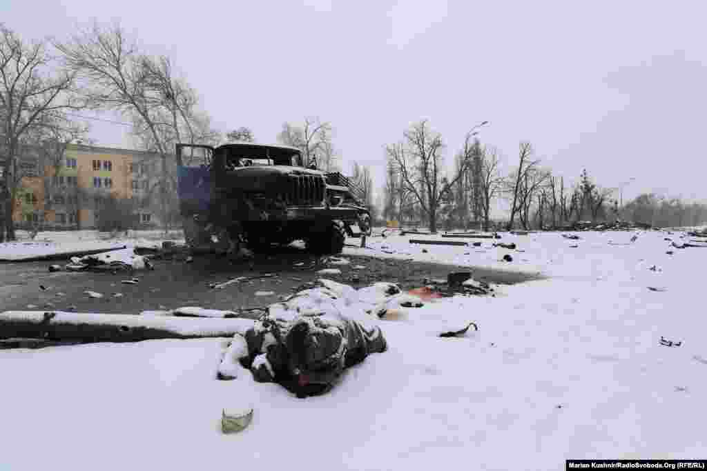 Знищена російська ракетна установка &laquo;Град&raquo;&nbsp;й тіло військового під Харковом. Фото 25 лютого 2022 року. (Автор: Мар&#39;ян Кушнір, кореспондент Радіо Свобода) Російська армія розпочала широкомасштабне вторгнення в Україну 24 лютого 2022 року Агресія Росії проти України розпочалася наприкінці лютого 2014-го із захоплення Криму