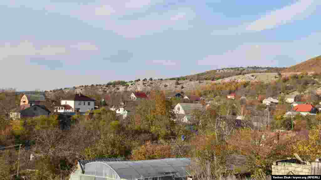 Село лежить у верхів&#39;ях яру Тау-Сала