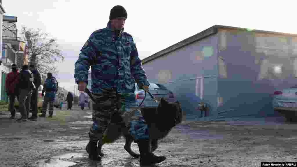 Із автозаків вийшли ОМОНівці в масках, ходили біля вікон і заглядали всередину. Одночасно через бічні двері увійшли кілька поліцейських