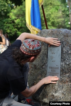 Встановлення таблички на пам'ятний знак, арт-проєкт «Чумацький шлях» у Каховці. Фото Венери Абібулаєвої