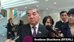 Депутат Қуаныш Сұлтанов журналистерге сұхбат беріп тұр. 