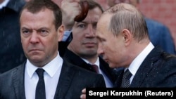 Dmitri Medvedev və Vladimir Putin nasist Almaniyasının hücumunun ildönümündə əklilqoyma mərasimində (2017-ci il) 