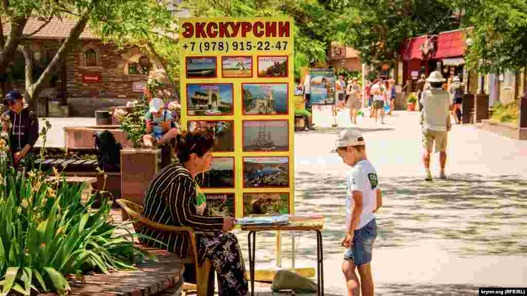 Можна купити квитки на кінні і морські прогулянки, квадроцикли, печери і поїздки в Алупку, Бахчисарай, Ялту, Севастополь. ​