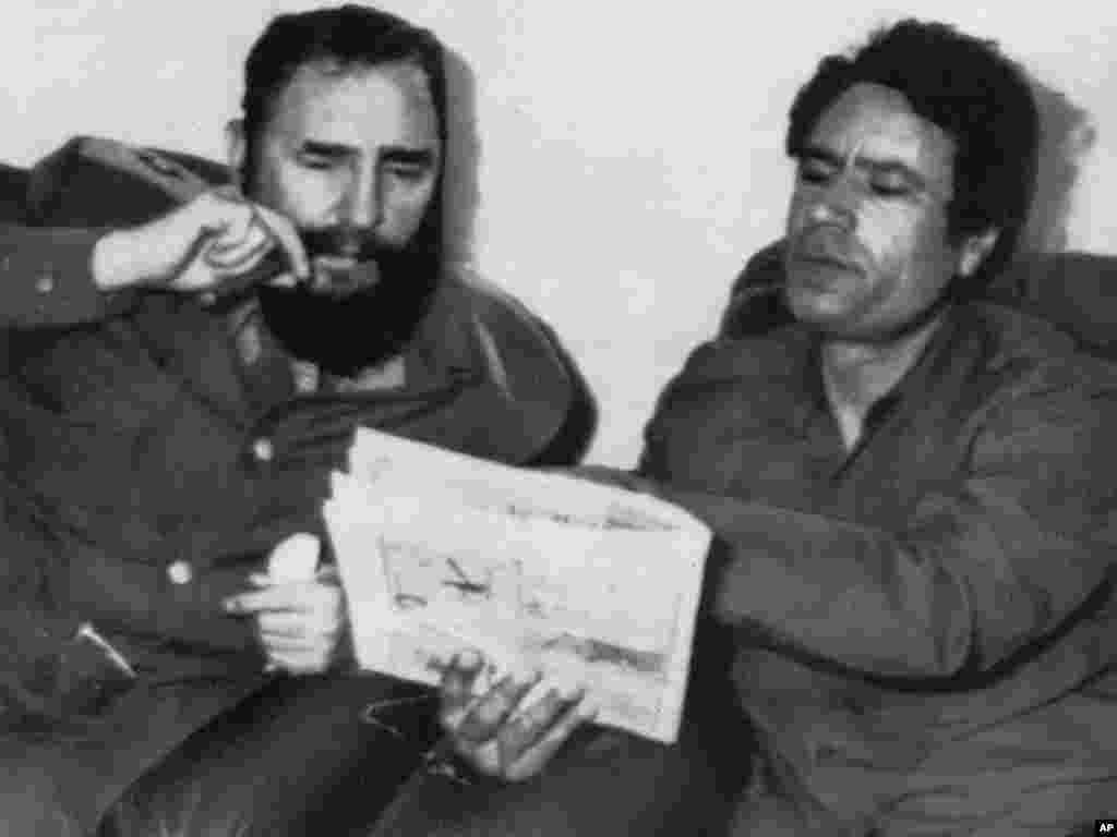 1977-ci il. Qaddafi Tripolidə Kuba lideri Fidel Castro ilə g&ouml;r&uuml;ş&uuml;r.