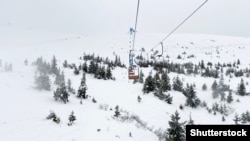 Гірськолижний підйомник у засніжених Карпатах, Драгобрат