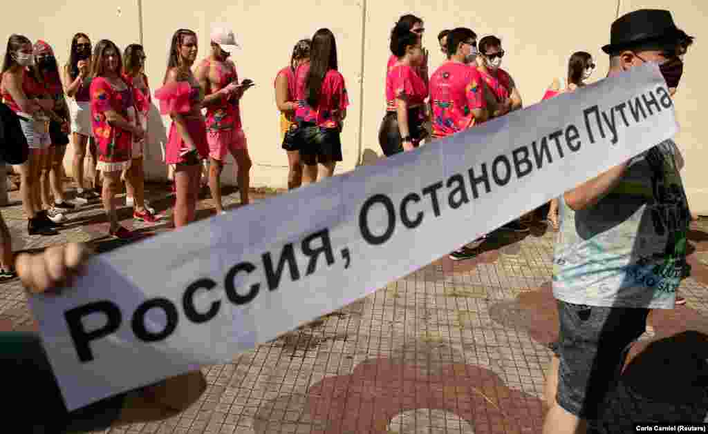 Акция протеста в Сан-Паулу, Бразилия, 26 февраля 2022 года. Надпись на баннере: &laquo;Россия, останови Путина!&raquo;