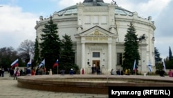 Якщо поправки до кримського закону будуть ухвалені, претендувати на роботу екскурсовода в Криму зможуть тільки люди, які пройшли спеціальну професійну підготовку, причому атестацію їм доведеться проходити кожні п'ять років