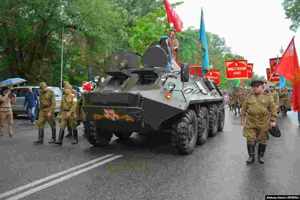 Алматыдағы &laquo;Мәңгілік полк&raquo; шеруі таңертеңгі сағат 9.00-да басталды. Шеруді Қазақстан Республикасы туы мен Жеңіс туының көшірмесі тігілген БТР бастап, оған соғыс уақытындағы Қызыл армия жауынгері киімін киген адамдар жаяу ілесіп жүрді.