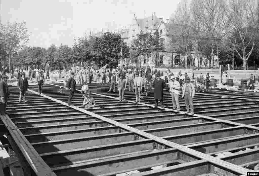 1893 рік. Будівництво даху станції метро &laquo;Дожа Дьордь ут&raquo;, що мав витримати велике навантаження. Метро Будапешту &ndash; одне з найстаріших у світі. Старіша від нього тільки лондонська підземка​