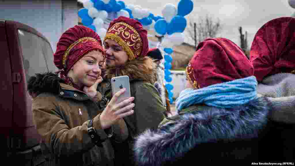 Учасниці святкової програми фотографуються перед своїм виступом