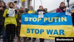 Учасники флешмобу #StopPutinsWarInUkraine. Київ, 21 січня 2017 року