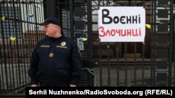 Плакат на вході на територію посольства Росії в Україні під час акції активістів «Ніякої амністії кремлівським злочинцям». Київ, 11 травня 2019 року