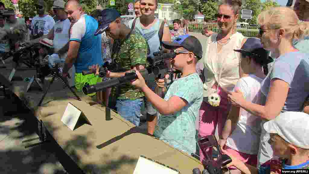 Липень 2018, Севастополь. Виставка зброї до Дня військово-морського флоту. &laquo;Пристрелятися&raquo; міг кожен охочий, навіть дитина