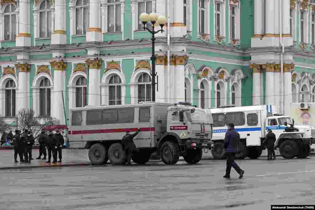 Навальныйды босатуды талап еткендер шығады деп жоспарланған көшеде тұрған полиция көліктері. Санкт-Петербург қаласы.