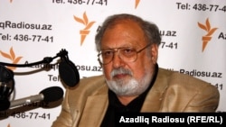 Rüstəm İbrahimbəyov AzadliqRadiosunun Bakı bürosunda, 7 may 2010