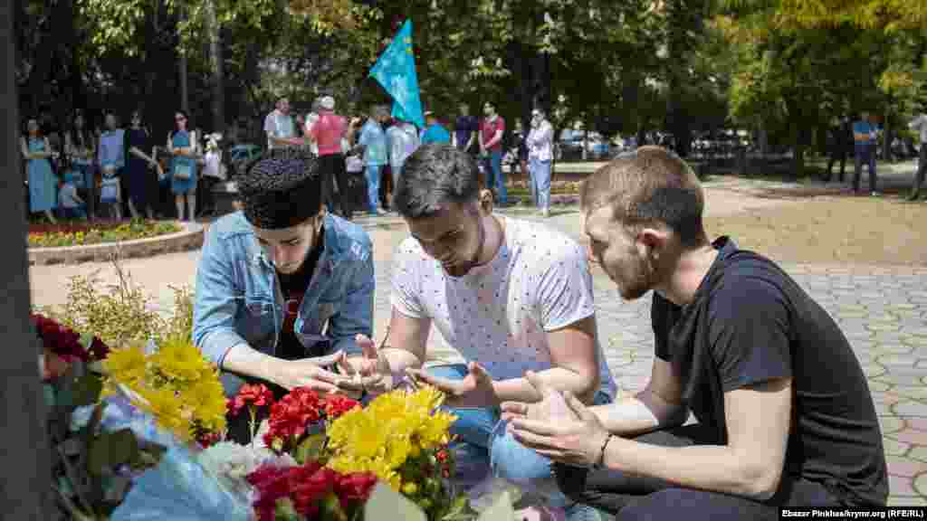 Ще до початку багато кримських татар почали підходити до пам&#39;ятного знаку, покладати квіти і читати молитву