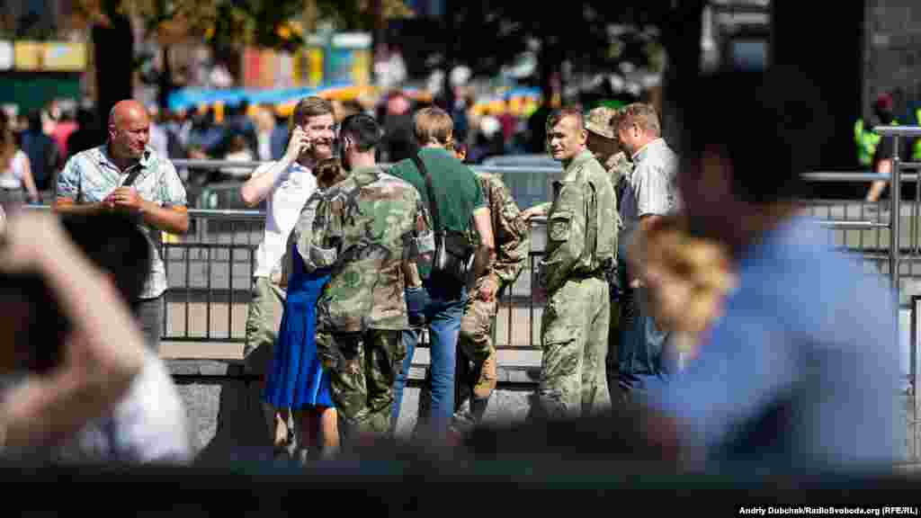 Бійці добровольчих батальйонів під час зустрічі на Майдані Незалежності