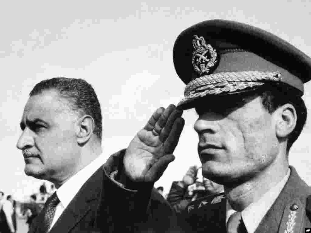 1969-cu il, Misirin Baş naziri Gamal Abdel Nasser ilə g&ouml;r&uuml;şdə Qaddafi hərbi salam verir.