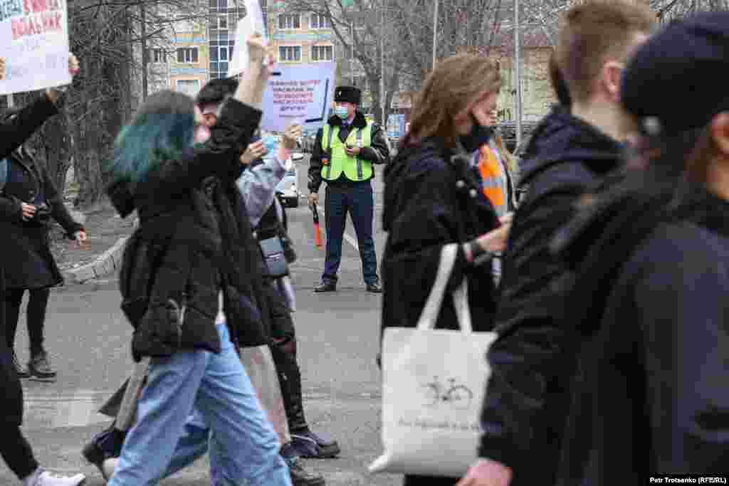 Полицей шеру кезінде жолды бақылап тұр.